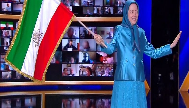 زعيمة المعارضة الإيرانية خلال تحيتها للمشاركين في المؤتمر الذي يهدف لفضح النظام الإيراني زعيمة المعارضة الإيرانية خلال كلمتها في المؤتمر