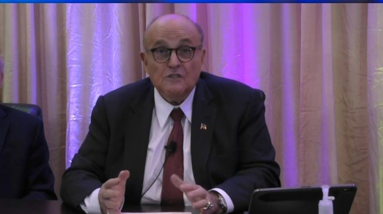 رودي جولياني عمدة نيويورك السابق خلال مشاركته في مؤتمر المعارضة الإيرانية جانب من مؤتمر المعارضة الإيرانية الذي عقد لفضح نظام طهران