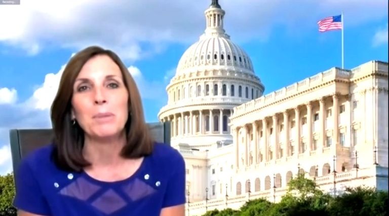 ارثا ماكسالي عضو مجلس النواب الأمريكي عن ولاية أريزونا خلال مشاركتها في المؤتمر جانب من مؤتمر المعارضة الإيرانية الذي عقد لفضح نظام طهران