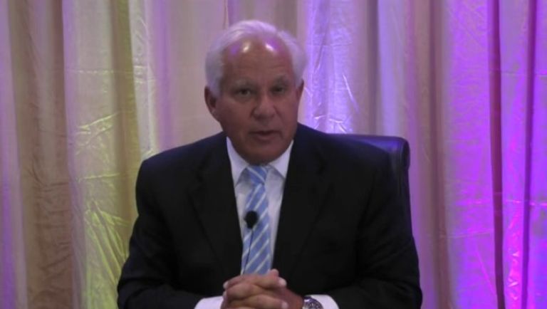 روبرت توسيلي عضو سابق بمجلس الشيوخ الأمريكي خلال مشاركته في المؤتمر جانب من مؤتمر المعارضة الإيرانية الذي عقد لفضح نظام طهران