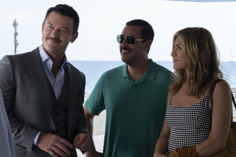 الممثلة جينيفر أنيستون وآدم ساندلر، في مشهد من الفيلم الكوميدي الرومانسي Murder Mystery  لقطة من فيلم