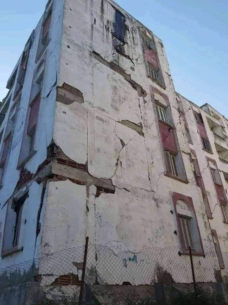 آثار الهزة الأرضية القوية التي ضربت محافظة ميلة شرق الجزائر