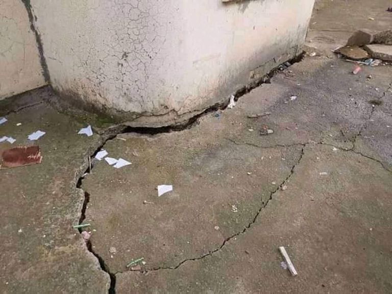 آثار الهزة الأرضية القوية التي ضربت محافظة ميلة شرق الجزائر