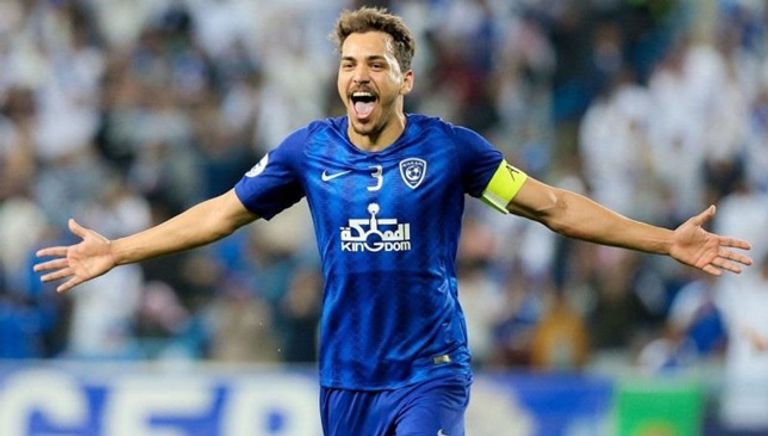كارلوس إدواردو لاعب الهلال السعودي عبدالفتاح عسيري أثناء توقيعه للنصر