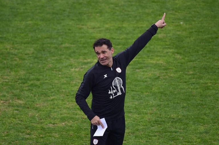 المدير الفني الإسباني لويس جارسيا عبدالفتاح عسيري أثناء توقيعه للنصر