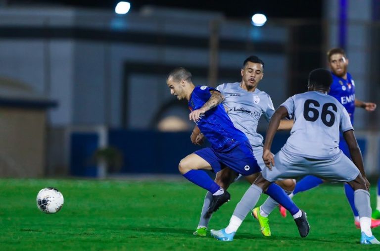 الهلال والطائي عبدالفتاح عسيري أثناء توقيعه للنصر