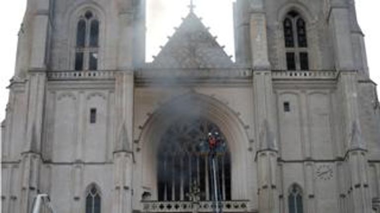 حريق كبير في كاتدرائية نانت