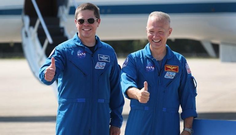 دوج هيرلي (يمين) وبوب بنكن (يسار) قبل الانطلاق للفضاء المركبة دراجون ملتحمة بمحطة الفضاء الدولية في 7 يوليو/تموز 2020