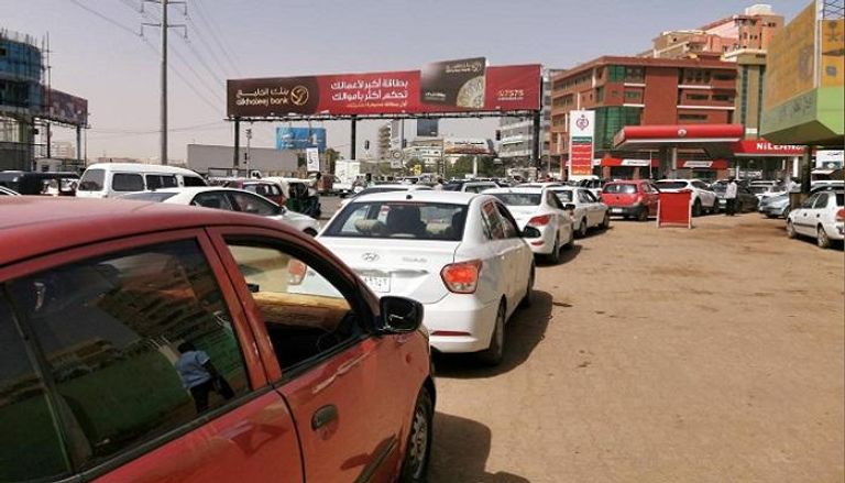 سيارات أمام محطة وقود في السودان - رويترز