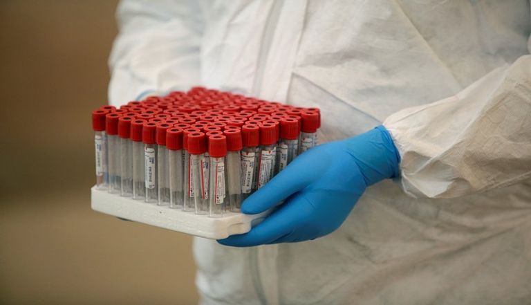 شخص يرتدي كمامة للوقاية من عدوى كورونا في الصين