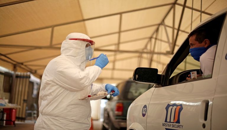 شخص يرتدي كمامة للوقاية من عدوى كورونا في الصين