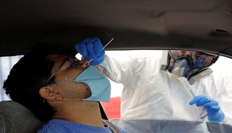 شخص يرتدي كمامة للوقاية من عدوى كورونا في الصين