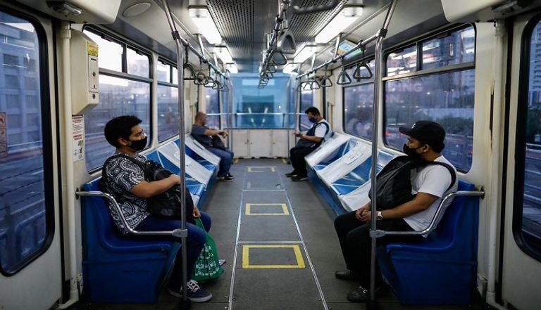 شخص يرتدي كمامة للوقاية من عدوى كورونا في الصين