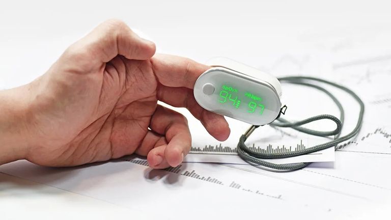 قياس نبض القلب أعراض كورونا تندرج ضمن 6 مجموعات - أرشيفية