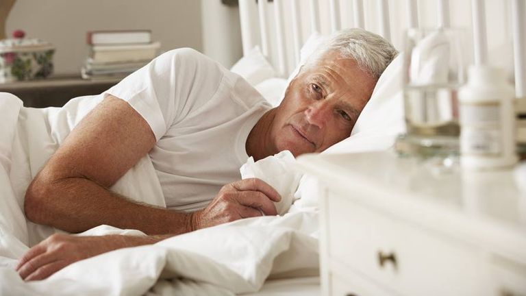 مريض نائم في السرير - تعبيرية أعراض كورونا تندرج ضمن 6 مجموعات - أرشيفية