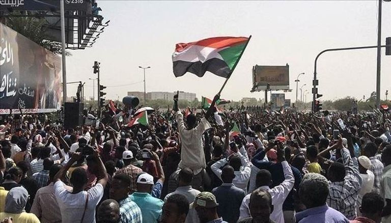 مظاهرة سابقة في السودان للمطالبة بتطهير المؤسسات من الإخوان