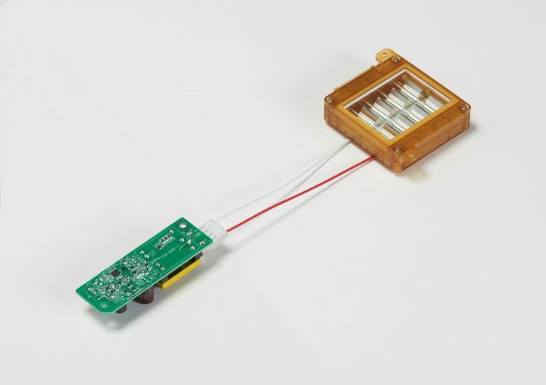 عامل يتولى تعقيم طائرة تابع لطيران الإمارات