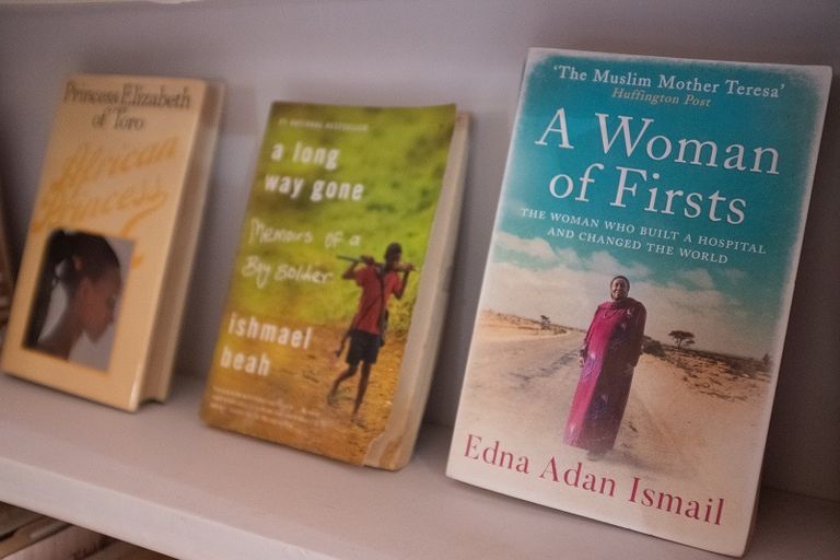 مؤسِسَة مكتبة أفريقيا والانتشار الأفريقي سيلفيا آرثر أمام أحد رفوف كتبها