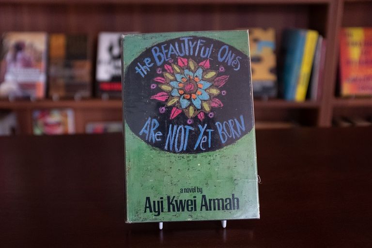 مؤسِسَة مكتبة أفريقيا والانتشار الأفريقي سيلفيا آرثر أمام أحد رفوف كتبها