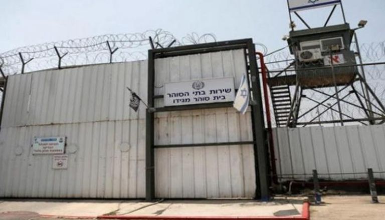 بوابة أحد السجون الإسرائيلية