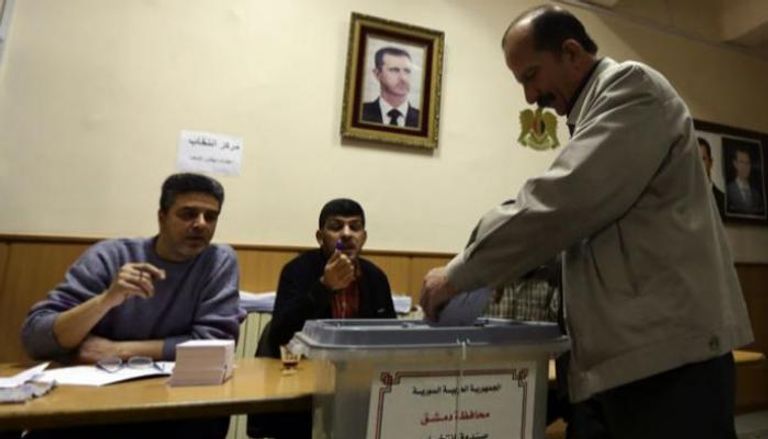 سوري يدلي بصوته في انتخابات سابقة - أرشيفية