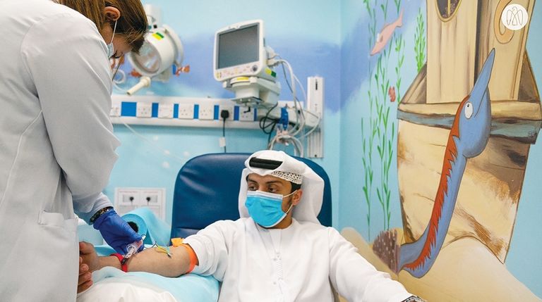 رئيس دائرة الصحة بأبوظبي أول المتطوعين للمشاركة في تجربة اللقاح