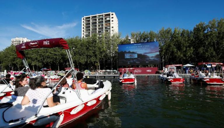 مشاهدة السينما من قوارب على نهر السين