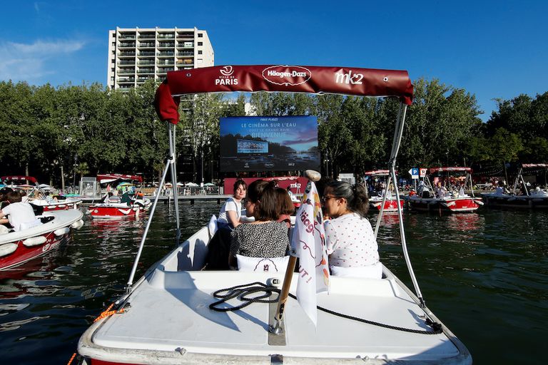 مشاهدة السينما من قوارب على نهر السين