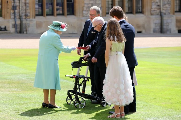 الملكة إليزابيث وتوم مور