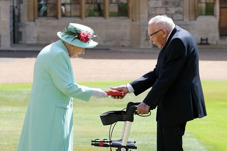 الملكة إليزابيث وتوم مور