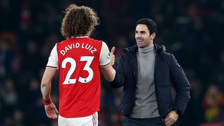 ديفيد لويز لاعب أرسنال ومدربه الإسباني مايكل أرتيتا