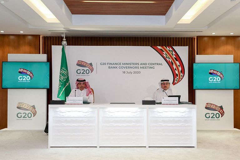 الدكتور أحمد الخليفي محافظ مؤسسة النقد العربي السعودي ومحمد الجدعان وزير المالية السعودي وزير المالية السعودي ومحافظ مؤسسة النقد العربي