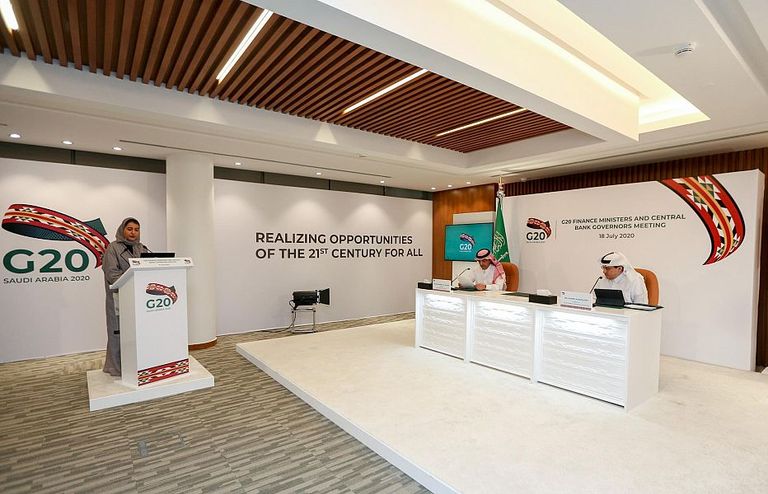 الدكتور أحمد الخليفي محافظ مؤسسة النقد العربي السعودي ومحمد الجدعان وزير المالية السعودي وزير المالية السعودي ومحافظ مؤسسة النقد العربي