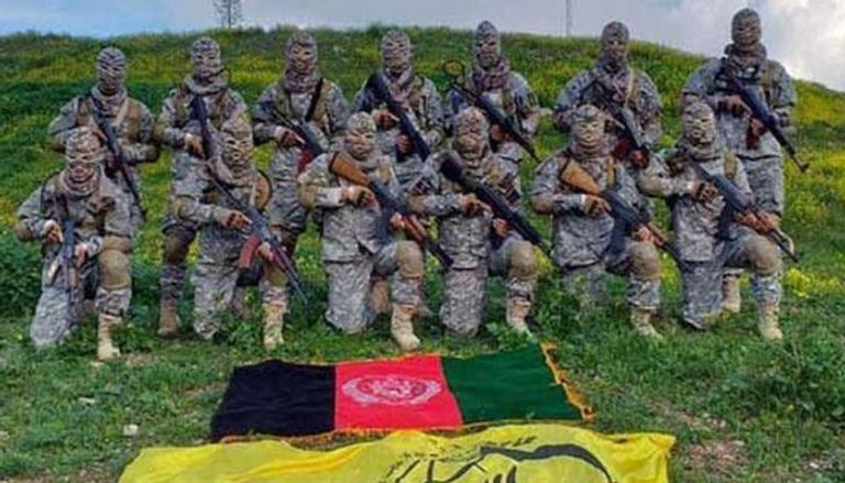 عناصر مليشيا فاطميون التابعة للحرس الثوري الإيراني - أرشيفية عبدالمنان نيازي وسط عناصر مسلحة - أرشيفية