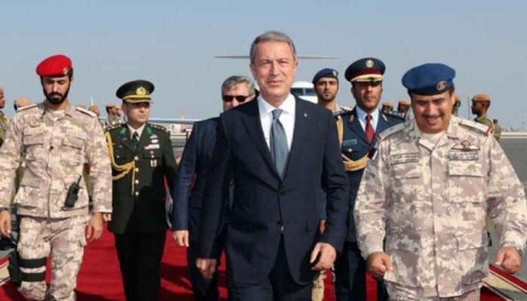 وزير دفاع أردوغان خلال زيارته لقطر