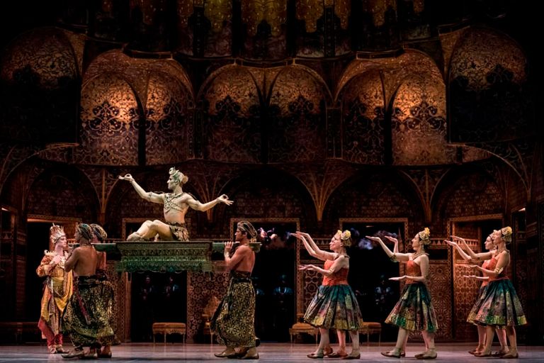 راقصات يتدربن في مدرسة الباليه التابعة لأوبرا باريس