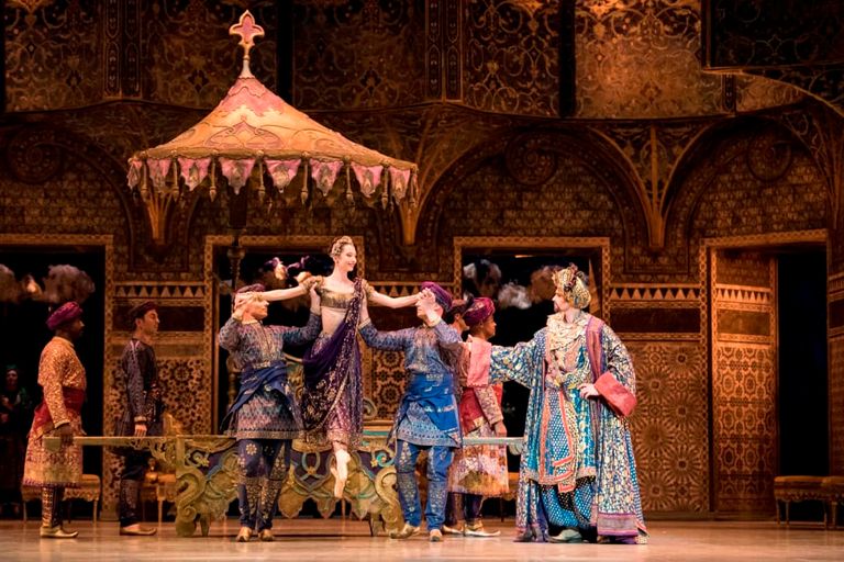 راقصات يتدربن في مدرسة الباليه التابعة لأوبرا باريس