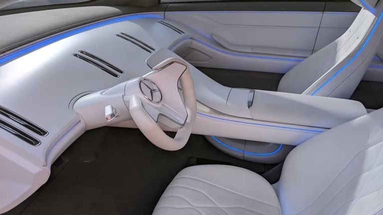 سيارة مرسيدس طراز EQS السيدان، من الداخل، وتعد أقوى سيارة كهربائية في العالم