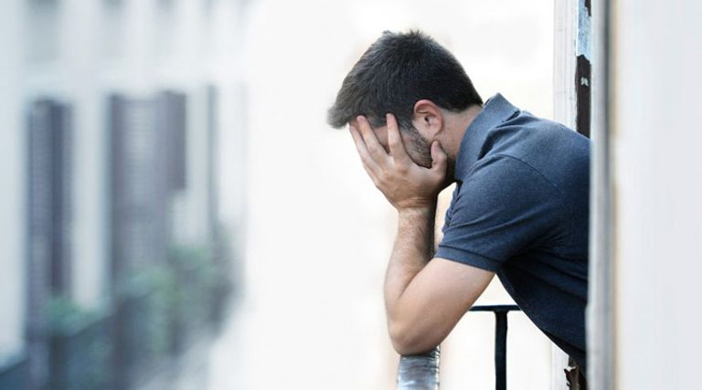 تسارع الكلام والأفكار وقلة النوم من أعراض الاضطراب ثنائي القطب