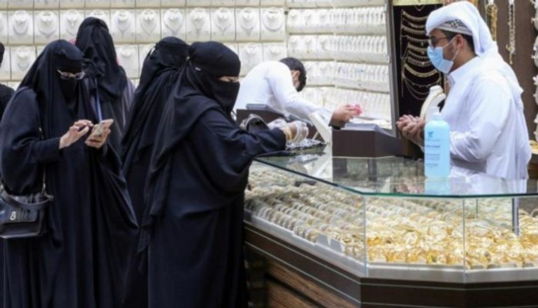نساء سعوديات يشترين المجوهرات في متجر بسوق الذهب