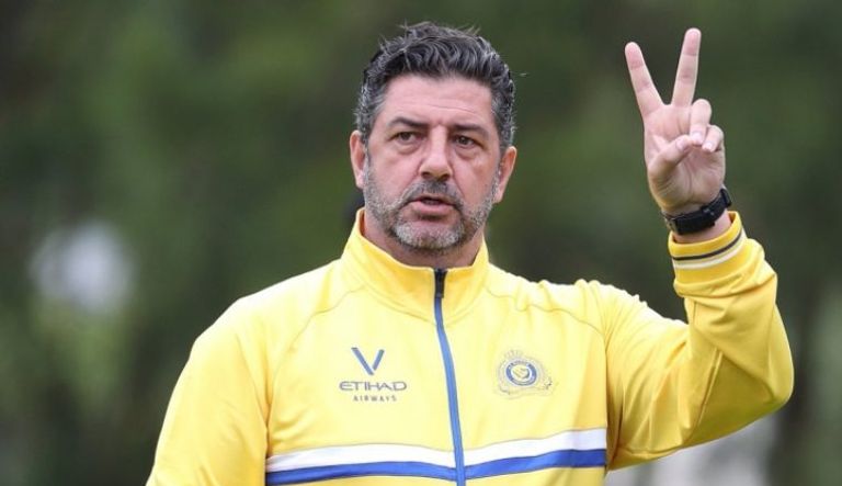 روي فيتوريا المدير الفني لفريق النصر السعودي سلمان المؤشر لاعب الأهلي السعودي