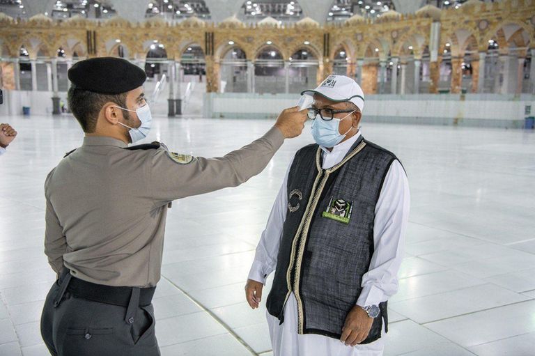 عملية رفع ثوب الكعبة المشرفة 