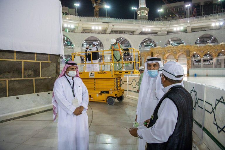 عملية رفع ثوب الكعبة المشرفة 