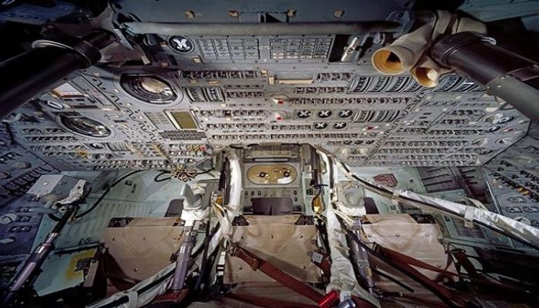 قمرة قيادة مركبة أبولو11 ويظهر فيها عصا التحكم الثلاثة