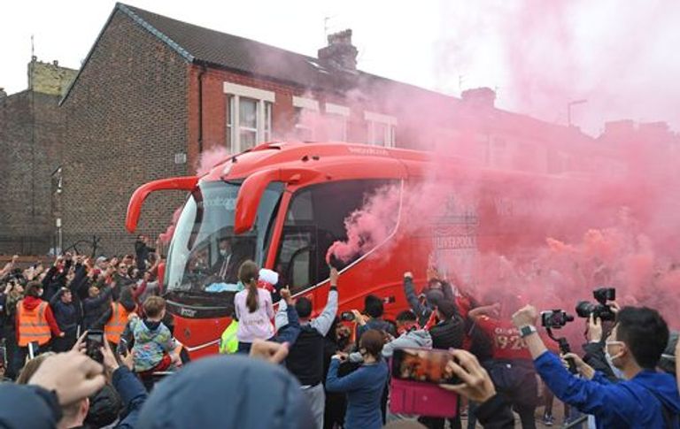 احتفالات جماهير ليفربول بالفريق المتوج بطلا لمسابقة الدوري الإنجليزي الممتاز احتفالات جماهير ليفربول
