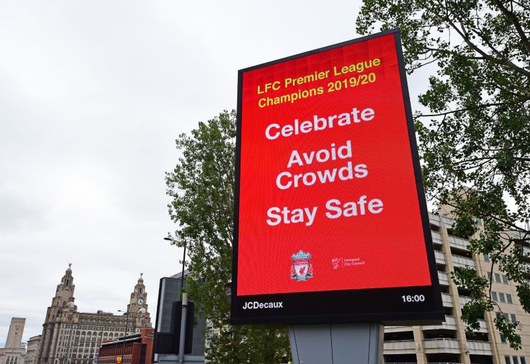 احتفالات جماهير ليفربول بالفريق المتوج بطلا لمسابقة الدوري الإنجليزي الممتاز احتفالات جماهير ليفربول