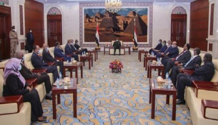 البرهان خلال لقاء السفراء الذين جرى اعتمادهم لتمثيل السودان بالخارج