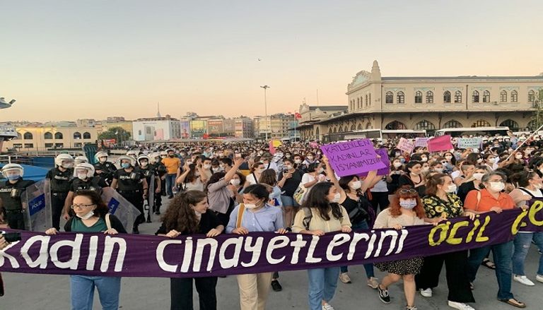 جانب من المظاهرات التي شهدت تركيا احتجا على مقتل شابة على يد صديقها ولتقاعس نظام أردوغان عن حماية النساء