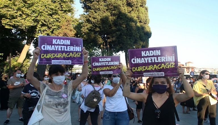 جانب من المظاهرات التي شهدت تركيا احتجا على مقتل شابة على يد صديقها ولتقاعس نظام أردوغان عن حماية النساء