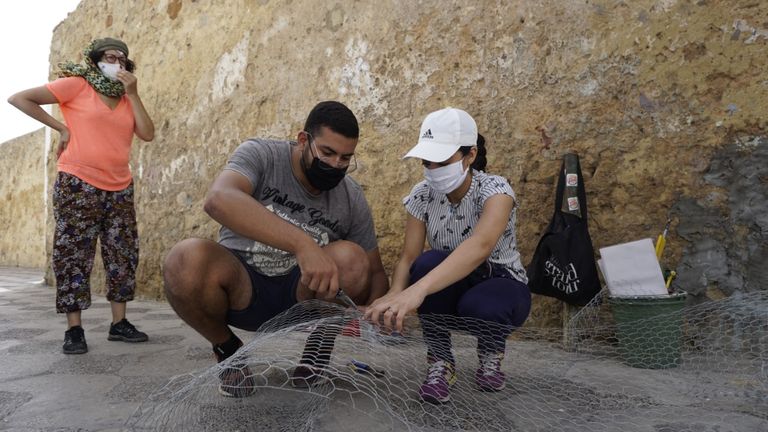 مجموعة من الأطفال أمام إحدى جداريات أصيلة